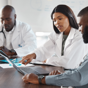 Dois profissionais em uma reunião financeira