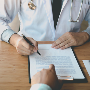 Médicos discutindo serviços administrativos